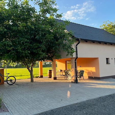 Rekreacni Dum U Jezer, Milovice 6 Milovice (South Moravian) Exterior foto